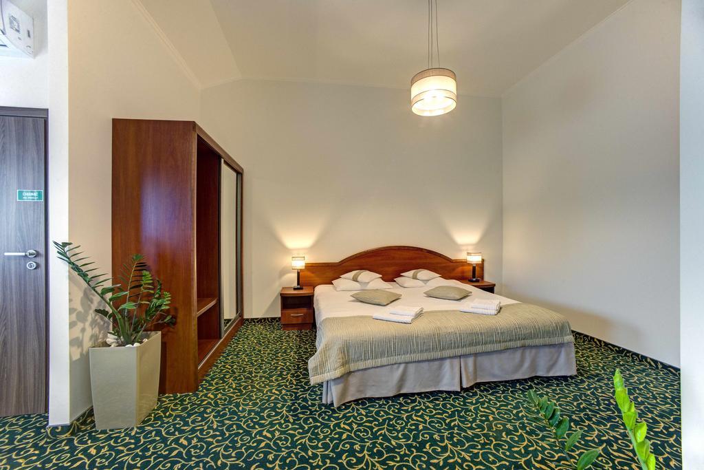 Hotel Szelcow เลสโก ภายนอก รูปภาพ